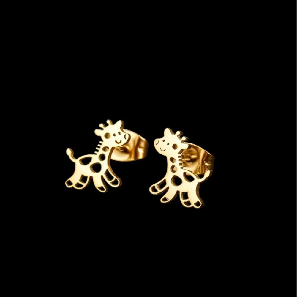 Cute Giraffe Stud Earrings - Picture 2 of 4